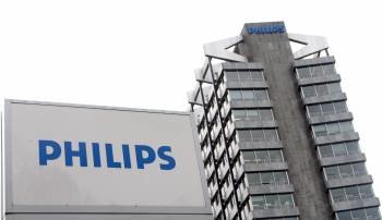 Una vista general del logo de la multinacional holandesa de electrónica e iluminación Philips en Eindhoven, Holanda (Foto: EFE)