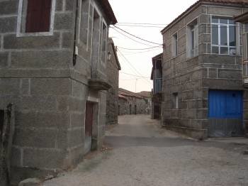 Una calle de Cualedro. El Concello pretende preservar las edificaciones antiguas. (Foto: A. R.)