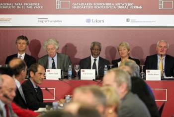 Pierre Joxe, Kofi Annan, Gro Harlen, Bertie Ahem y Jerry Adams, en la presidencia del acto (Foto: J.E)