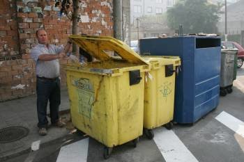 Un vecino deposita basura en un contenedor de Verín. (Foto: MARCOS ATRIO)