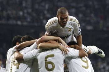 Los jugadores del Real Madrid celebran el segundo gol, el que marcó Khedira