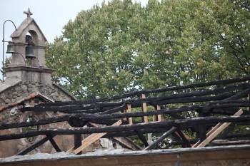 Imagen del tejado quemado, del que quedan la vigas (Foto: JOSÉ PAZ)