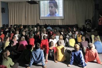 Un centenar de niños durante la proyección de la sesión infantil, dentro de la novena edición del Festival internacional de cine euroárabe Amal, que comienza hoy  (Foto: EFE)