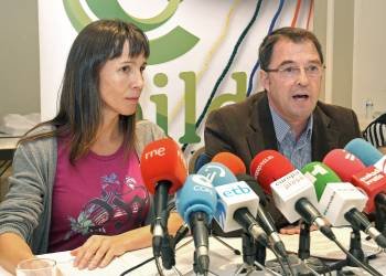 Los apoderados de la coalición Bildu en las Juntas Generales de Vizcaya Zuriñe Gaintza y Joseba Gezuraga, durante la rueda de prensa que ofrecieron esta mañana en Bilbao (Foto: EFE)