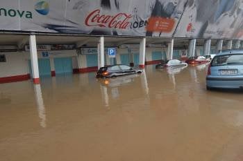Varios automóviles, casi cubiertos por el agua en uno de los laterales del estadio de Balaídos.  (Foto: J.V. LANDÍN)