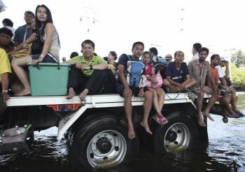 Varios residentes son evacuados en camión en Bangkok  (Foto: EFE)