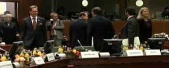 Silvio Berlusconi, pillado mirando el trasero a la primera dama danesa (Captura de la cámara del parlamento)