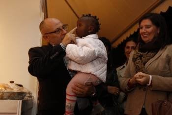 El alcalde Francisco Rodríguez con una niña de Senegal. (Foto: XESÚS FARIÑAS)