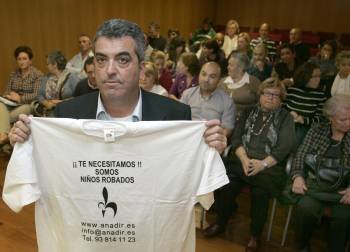 Antonio Barroso muestra una camiseta de la asociación. (Foto: XOÁN REY)