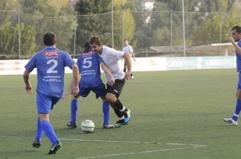 El jugador del filial Amoeiro, frena el avance de José Antonio, autor del gol del triunfo pontino (Foto: MARTIÑO PINAL)