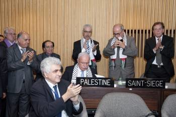 La delegación palestina, tras la votación del lunes en la Unesco. (Foto: DOU MATAR)