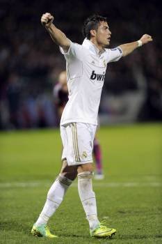 Ronaldo celebra uno de sus goles en Lyon