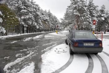 La nevada del pasado 26 de octubre cubrió las carreteras del Macizo Central, en la imagen. (Foto: Luis Blanco)