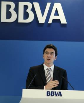 El economista jefe del BBVA, Jorge Sicilia, presenta en rueda de prensa una nueva edición del informe de perspectivas de la economía española (Foto: EFE)