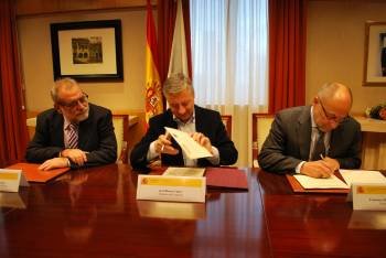 El delegado del Gobierno, José Manuel Pose, el ministro de Fomento, José Blanco, y el alcalde, Francisco Rodríguez, en la firma del protocolo.