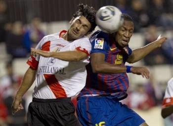 El local Lucas Viale intenta despejar el balón ante el barcelonista Keita. (Foto: ALEJANDRO GARCIA)