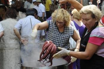 Una pulpeira prepara el 'pulpo á feira' durante la fiesta dedicada al cefalópodo. (Foto: MARTIÑO PINAL)