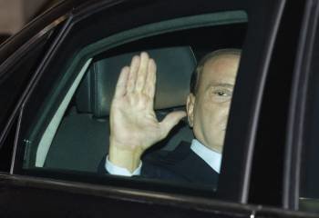 Silvio Berlusconi se despide de los italianos concentrados en las puertas de su residencia camino del palacio presidencial. (Foto: MAURIZIO BRANDATTI)