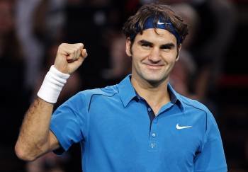 Federer celebra el pase a la final del torneo de París-Bercy. (Foto: IAN LANGSDON)