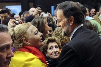 Rajoy saluda al público en el acto de campaña de ayer de León