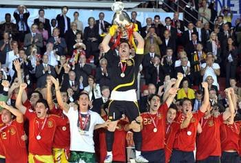 Casillas levanta la Eurocopa de 2008, en la cita de Austria y Suiza.