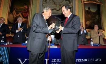 El presidente del Consejo de Estado, Francisco Rubio Llorente (i), recibe de manos del presidente del Congreso, José Bono, el Premio Pelayo para juristas de reconocido prestigio, esta tarde en el Casino de Madrid. EFE/ Manuel H. de León