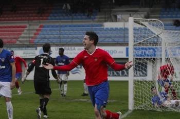 El delantero vasco Eder celebra el gol de la victoria del Ourense ante el Bergantiños (Foto: MIGUEL ÁNGEL)