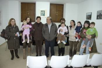 Manuel Corzo, alcalde de O Bolo, con los cuatro niños y sus madres que recibieron ayer su cheque (Foto: LUIS BLANCO)