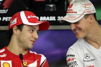 Michael Schumacher y Felipe Massa conversan durante la rueda de prensa posterior a los entrenamientos libres de Sao Paulo (Foto: EFE)