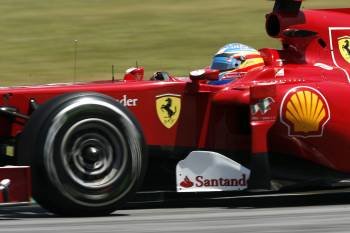 Alonso, ayer durante los libres en el circuito de Interlagos. (Foto: S. MOREIRA)