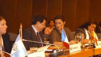 Laura Seara, con el embajador de España en Chile.