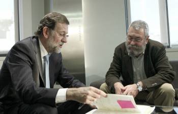 Rajoy con Cándido Méndez (Foto: EFE)