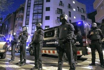 Los Mossos d'Esquadra custodian un edificio, desalojado esta mañana en el número 1 de la calle Hostafrancs de Barcelona, que había sido ocupado por un grupo de indignados el pasado 18 de noviembre. EFE/Andreu Dalmau