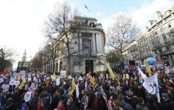 Funcionarios británicos se manifiestan contra las reformas del sistema de pensiones, en Londres, Inglaterra.