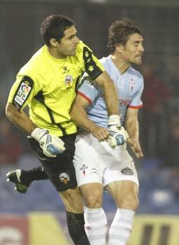 Mario Bermejo pelea un balón con el guardameta rival. (Foto: ATLÁNTICO DIARIO)