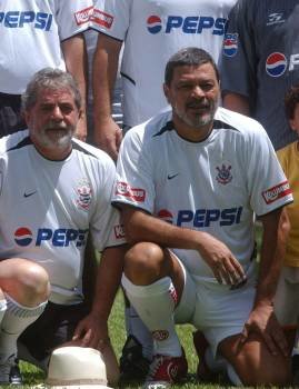 Sócrates en 2005 junto al ex presidente Lula da Silva