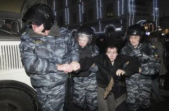 Varios agentes de la policía detienen a uno de los manifestantes de ayer en las calles de Moscú.  (Foto: S. CHIRIKOV)
