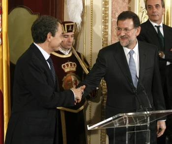 Zapatero y Rajoy se saludan durante el acto de celebración del Día de la Constitución (Foto: BALLESTEROS)