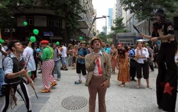  Payasos participan, en una 'payaseata' marcha de payasos por el centro de Río de Janeiro (Brasil). EFE/ Antonio Lacerda
