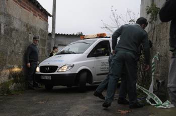 El furgón de los Servicios Xudiciais abandona la vivienda de Carreira para trasladar los dos cadáveres a Ourense. (Foto: MARTIÑO PINAL)