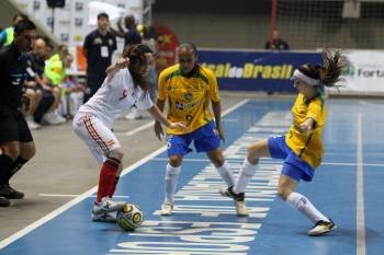 La jugadora española Sara Moreno intenta escapar de la presión de dos rivales brasileñas.