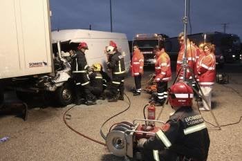  Los bomberos y efectivos sanitarios rescatan al conductor de una furgoneta que ha circulado hoy durante cuatro kilómetros empotrada en la parte trasera de un camión en un tramo de la A-62, a la altura de Fuentes de Oñoro  (Foto: EFE)