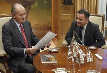 El rey Juan Carlos observa la carta que le ha entregado el diputado de Esquerra Republicana de Catalunya (ERC) Alfred Bosch i Pascual, durante su audiencia de esta tarde en el Palacio de La Zarzuela.