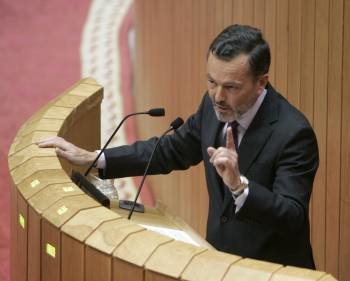 Agustín Hernández, en su comparecencia en el Parlamento para responder sobre la planta de residuos. (Foto: XOÁN REY)