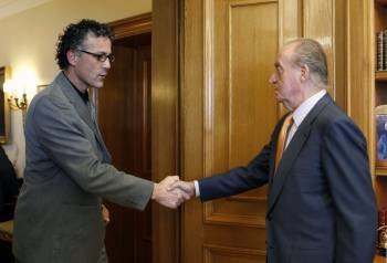 l rey Juan Carlos saluda al diputado de Amaiur Xabier Mikel Errekondo Saltsamendi, a quien ha recibido en audiencia en el Palacio de La Zarzuela, en la ronda de consultas del Jefe del Estado (Foto: EFE)