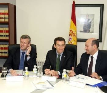 O presidente da Xunta de Galicia, Alberto Nuñez Feijoo (no centro), con Alfonso Rueda (esquerda) e o delegado territorial para Ourense, Rogelio Martínez