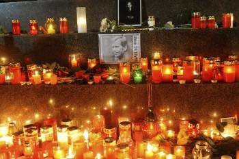 Flores y velas en la plaza Venceslav en memoria de Vaclav Havel, en Praga, Repúbica Checa (Foto: EFE)