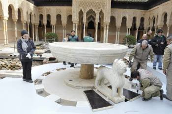 - Un grupo de operarios coloca el primero de los leones restaurados en el Patio de la Alhambra de Granada, al que se le sumarán en los próximos días las once figuras restantes que también han sido rehabilitadas en los últimos años.EFE/Miguel Angel Molina