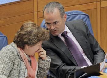 Los conselleiros Pilar Farjas y Xesús Vázquez, durante la sesión parlamentaria