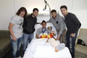Puyol entrega la Copa del Mundo a David Villa en el hospital
